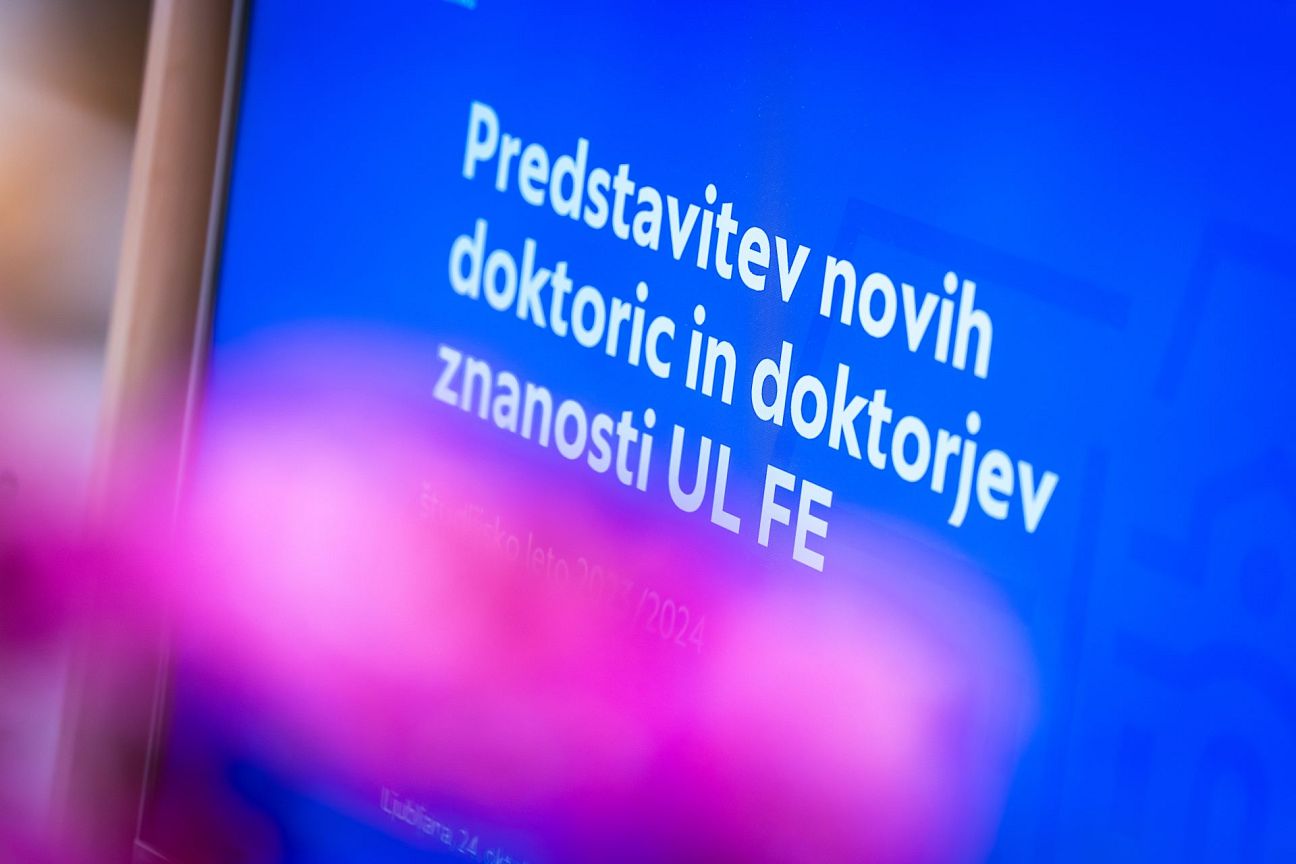 Ekran in naslovni diapozitiv "Predstavitev novih doktoric in doktorjev znanosti UL FE"