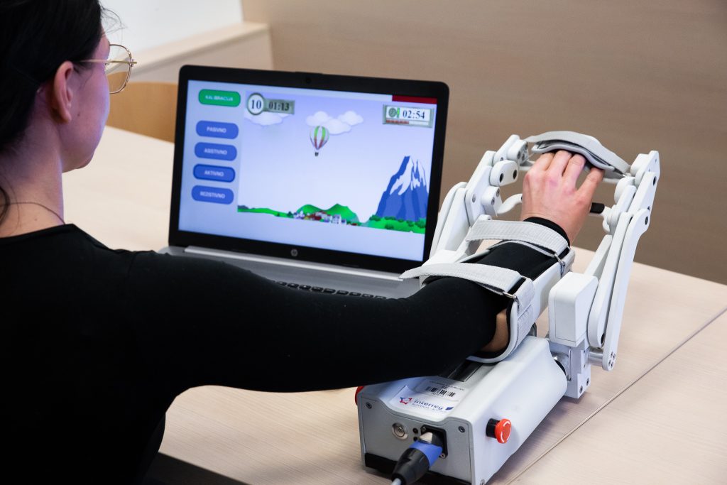 Mehanizem robotske naprave za vadbo prstov in zapestja
