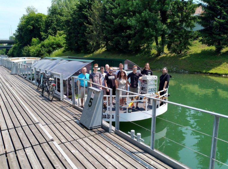 Sodelavci Laboratorija za strojno inteligenco na ladjici.