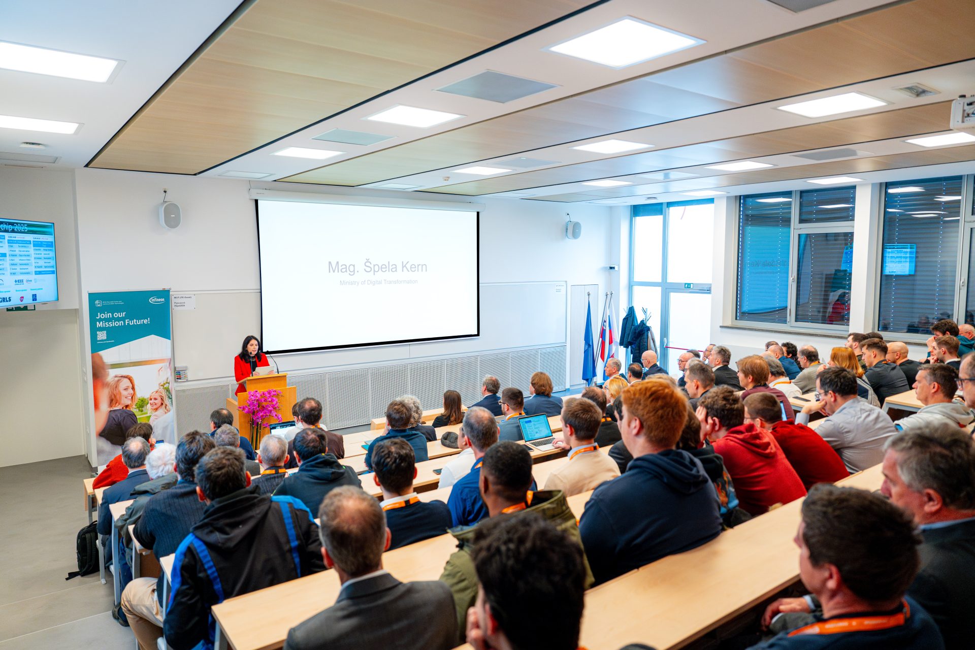 Udeleženci konference poslušajo nagovor v predavalnici 2.