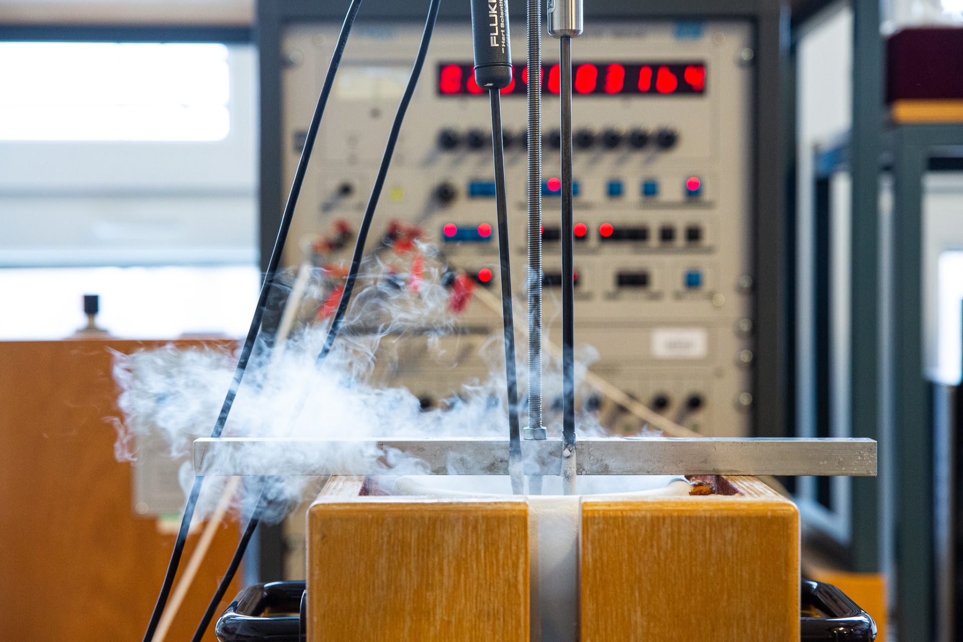 Aparat za natančno merjenje temperature v laboratoriju.