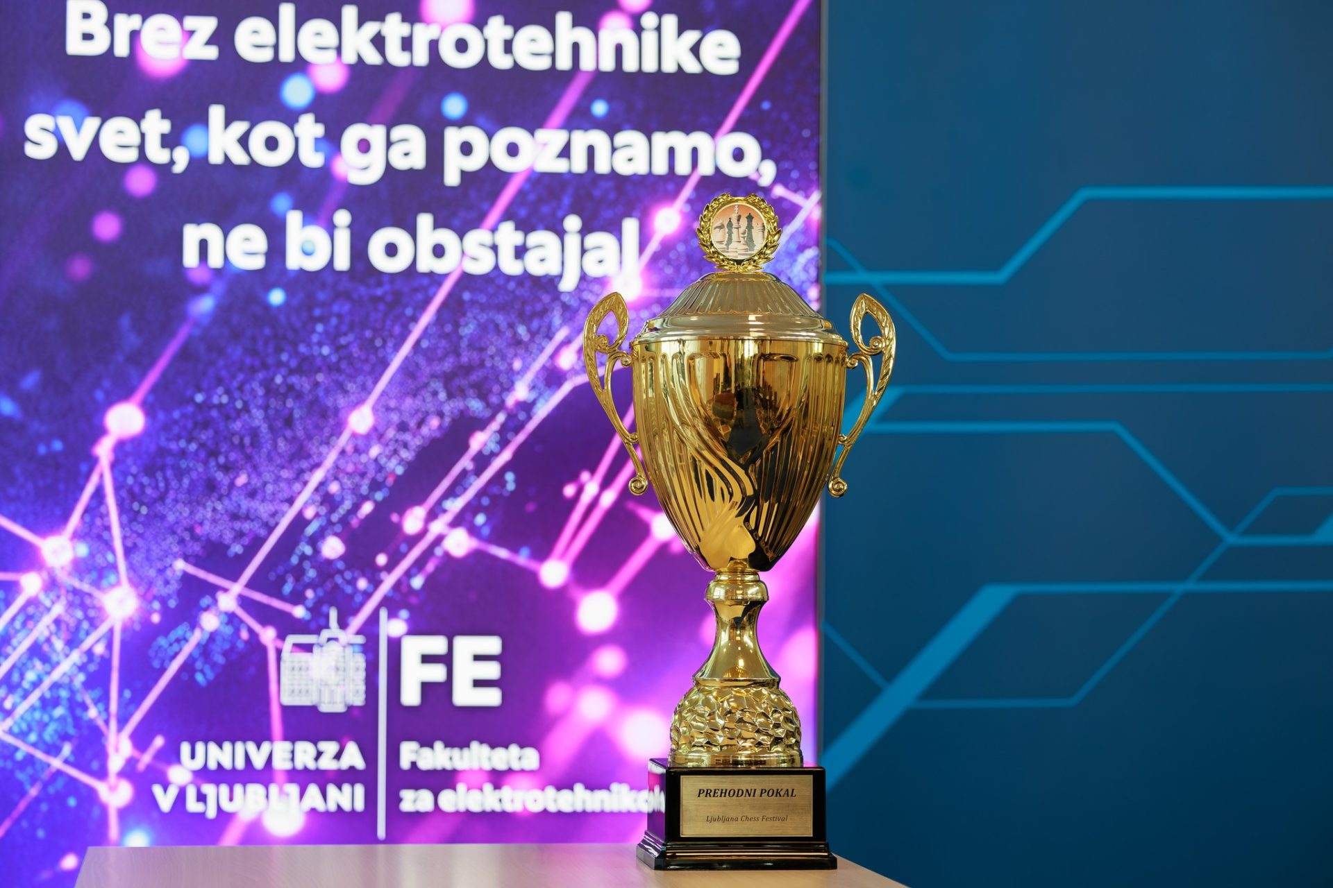 Šahisti na šahovskem turnirju v avli fakultete.