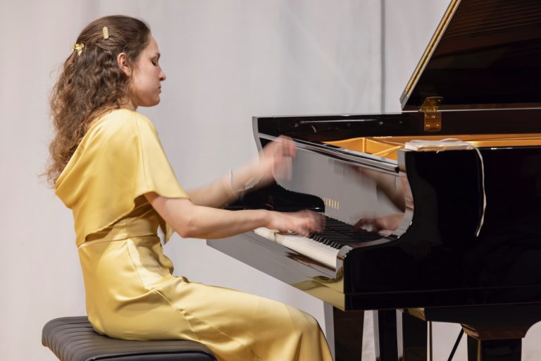 Koncert in pesniški recital asist. Lare Oprešnik