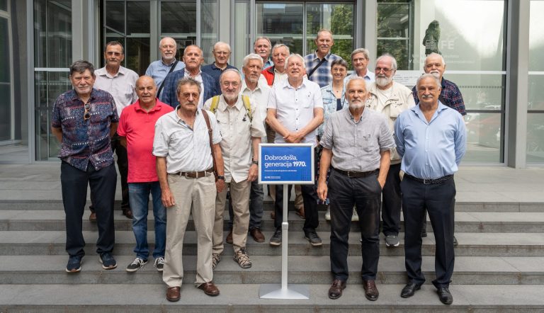 Generacija študentov iz leta 1970 pred fakultetnim vhodom.
