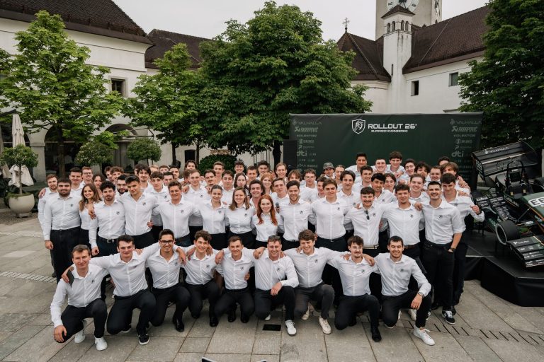 Ekipa Superior Engineering predstavila novo generacijo električnega dirkalnika Triglav