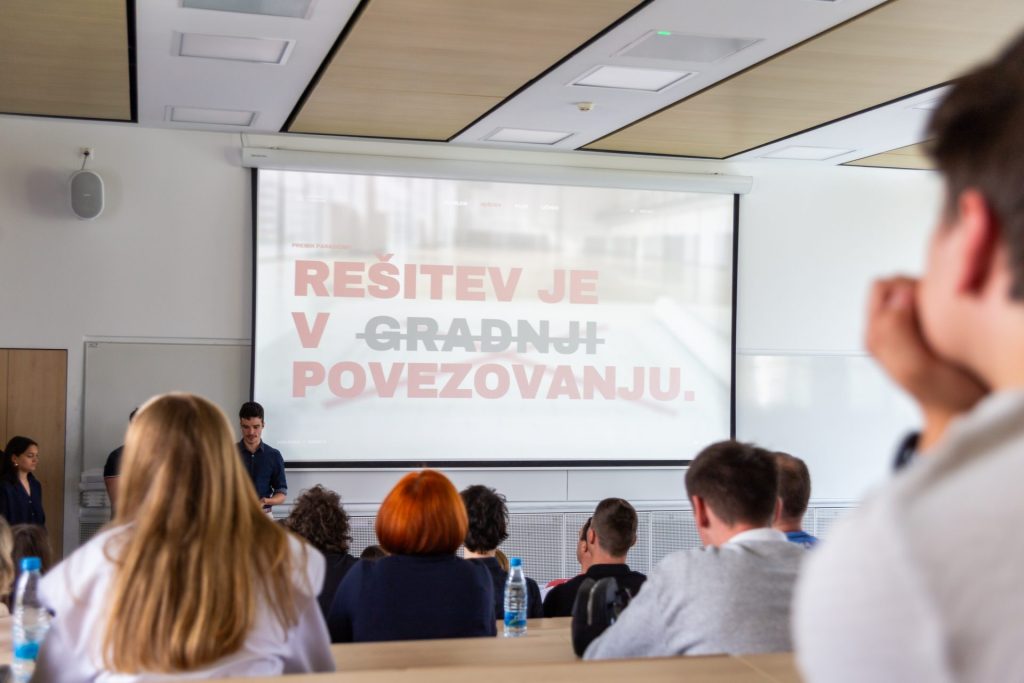 Študenti med predstavitvijo v predavalnici 2.