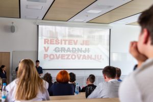 Pridruži se multidisciplinarnemu reševanju realnih izzivov