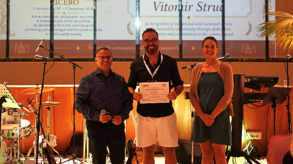 Prof. dr. Štruc ob prejemu nagrade IEEE Biometrics Council Meritorious Service Award na konferenci IJCB 2026.